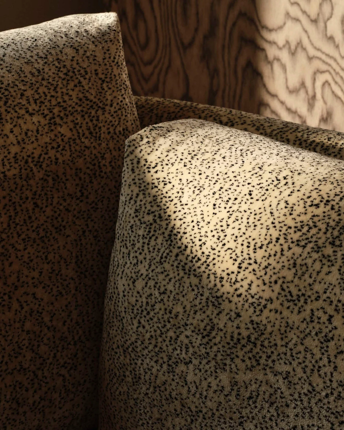 Dase Sofa Center Poppy Velvet Butter/Black