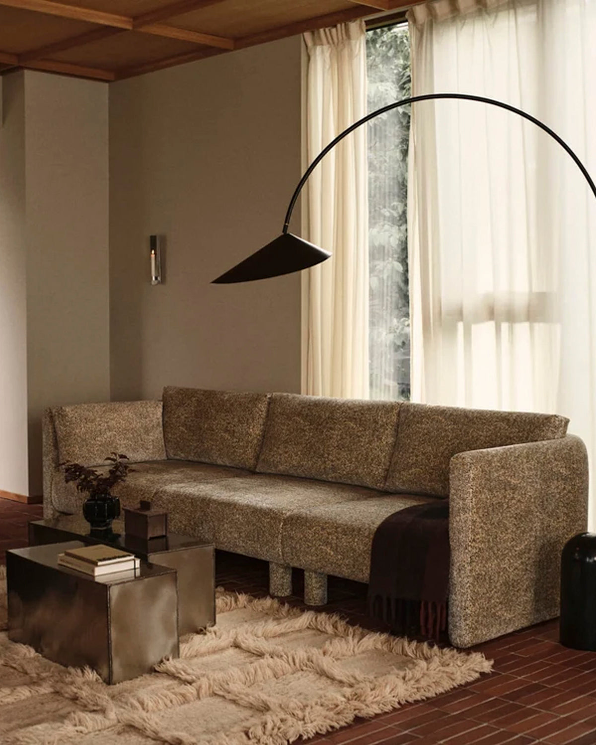 Dase Sofa Center Poppy Velvet Butter/Black