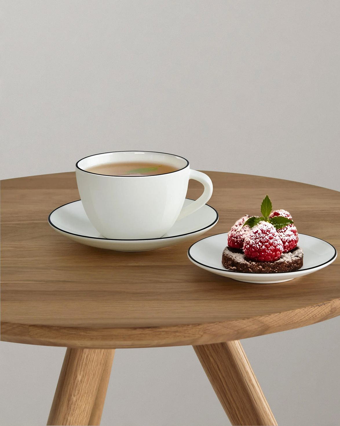 Round Cup With Saucer Black Rim White