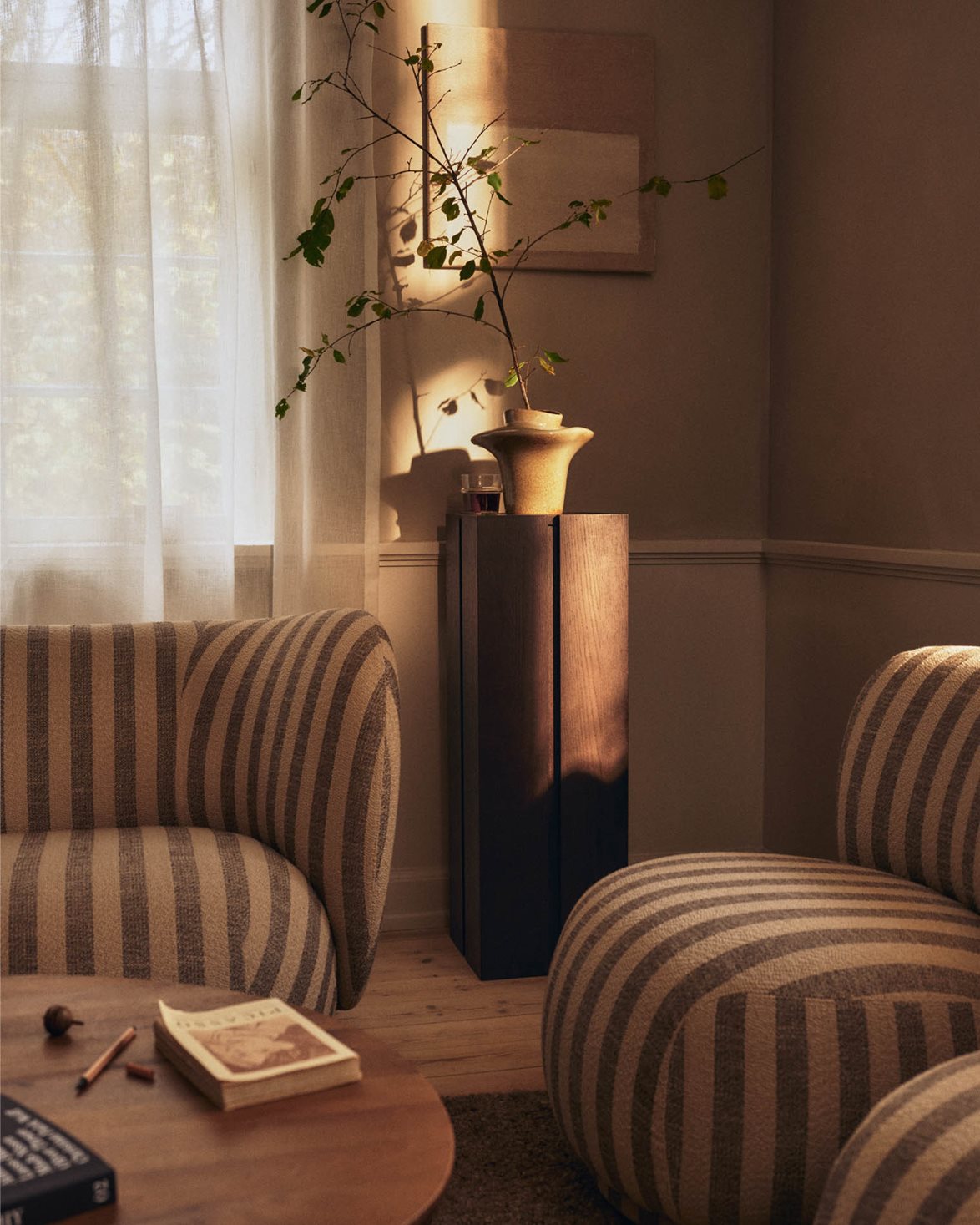 Parcel Pedestal 90 Cm Dark Stained Oak