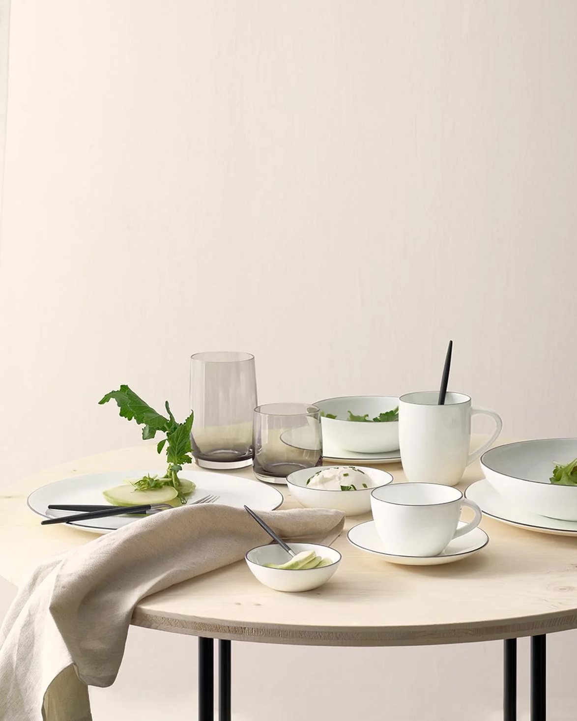Round Bowl Black Rim White