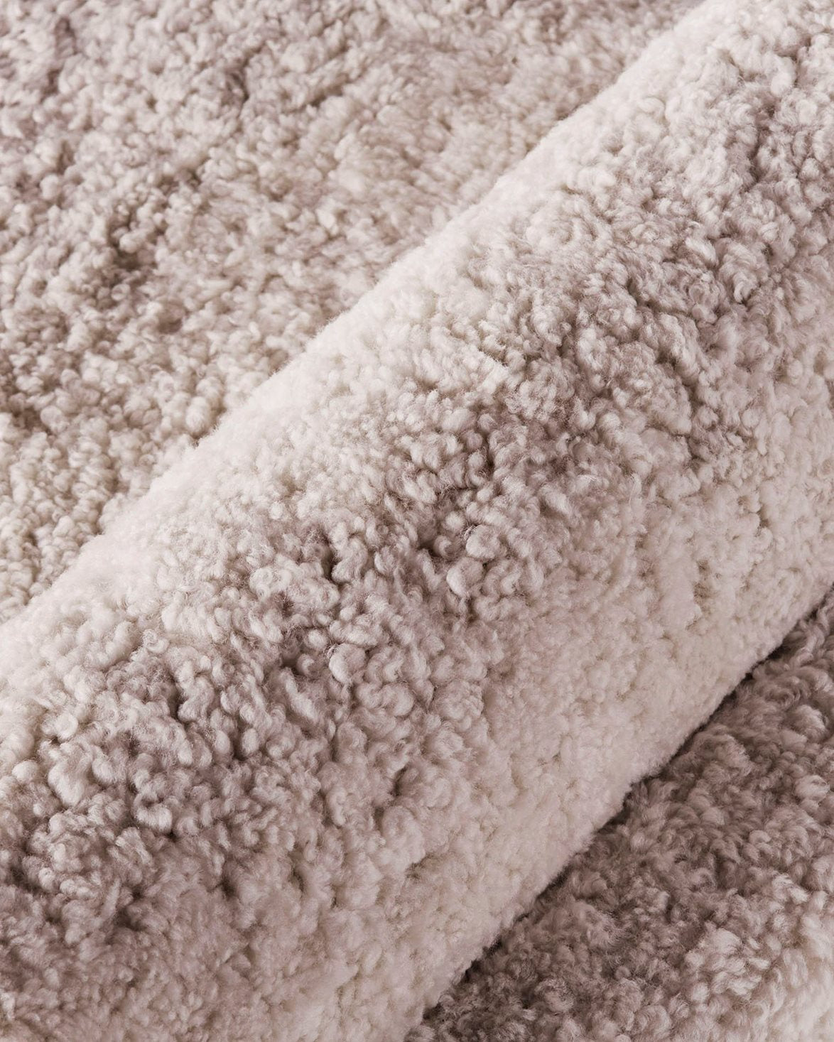 V Daybed Sheepskin