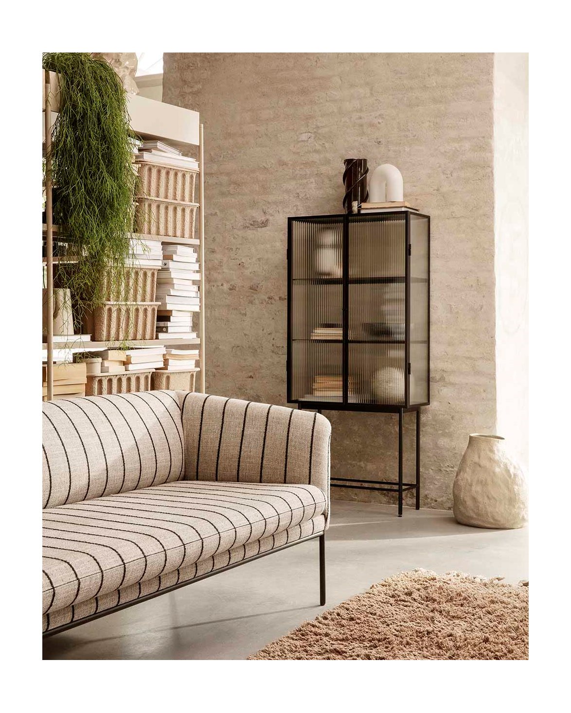 Haze Vitrine Reeded Glass Black
