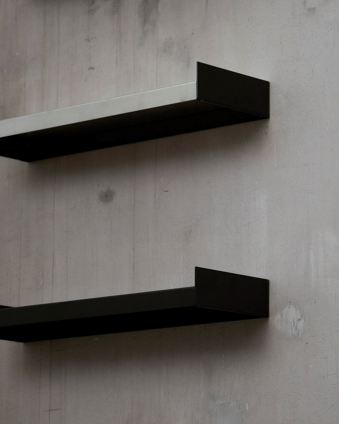 Kompakt Shelf Black Gloss/Raw Aluminum