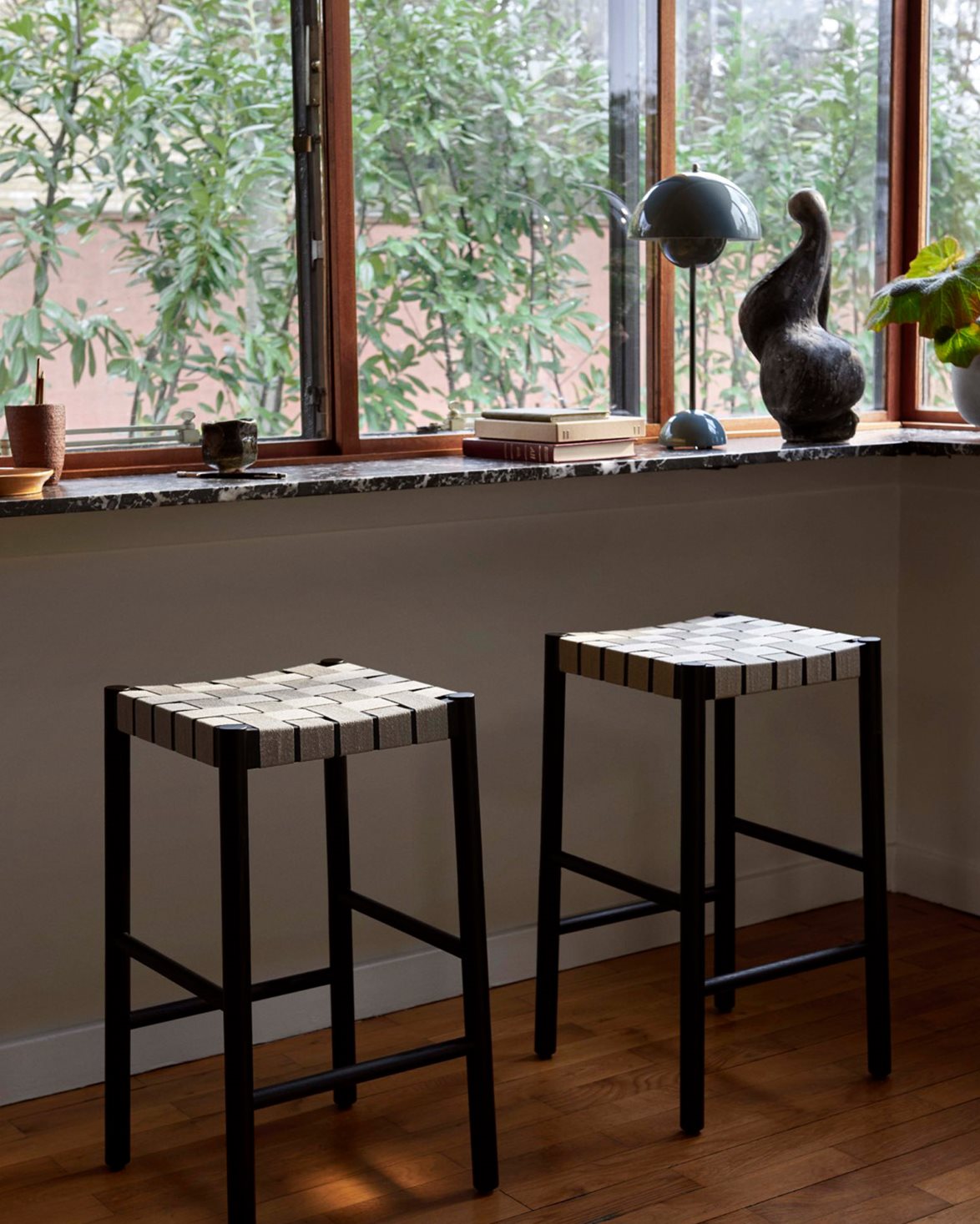 Betty Counter Stool Tk7 Black Lacquered Ash/Natural Linen